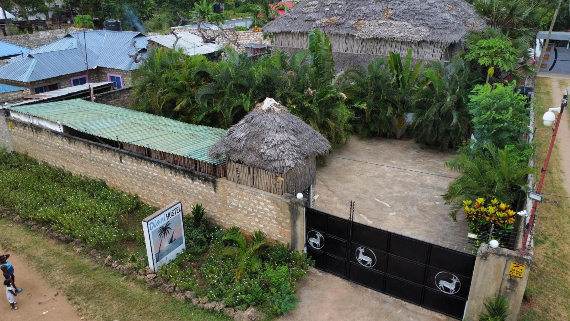 Diani Hostel Diani Beach Bagian luar foto