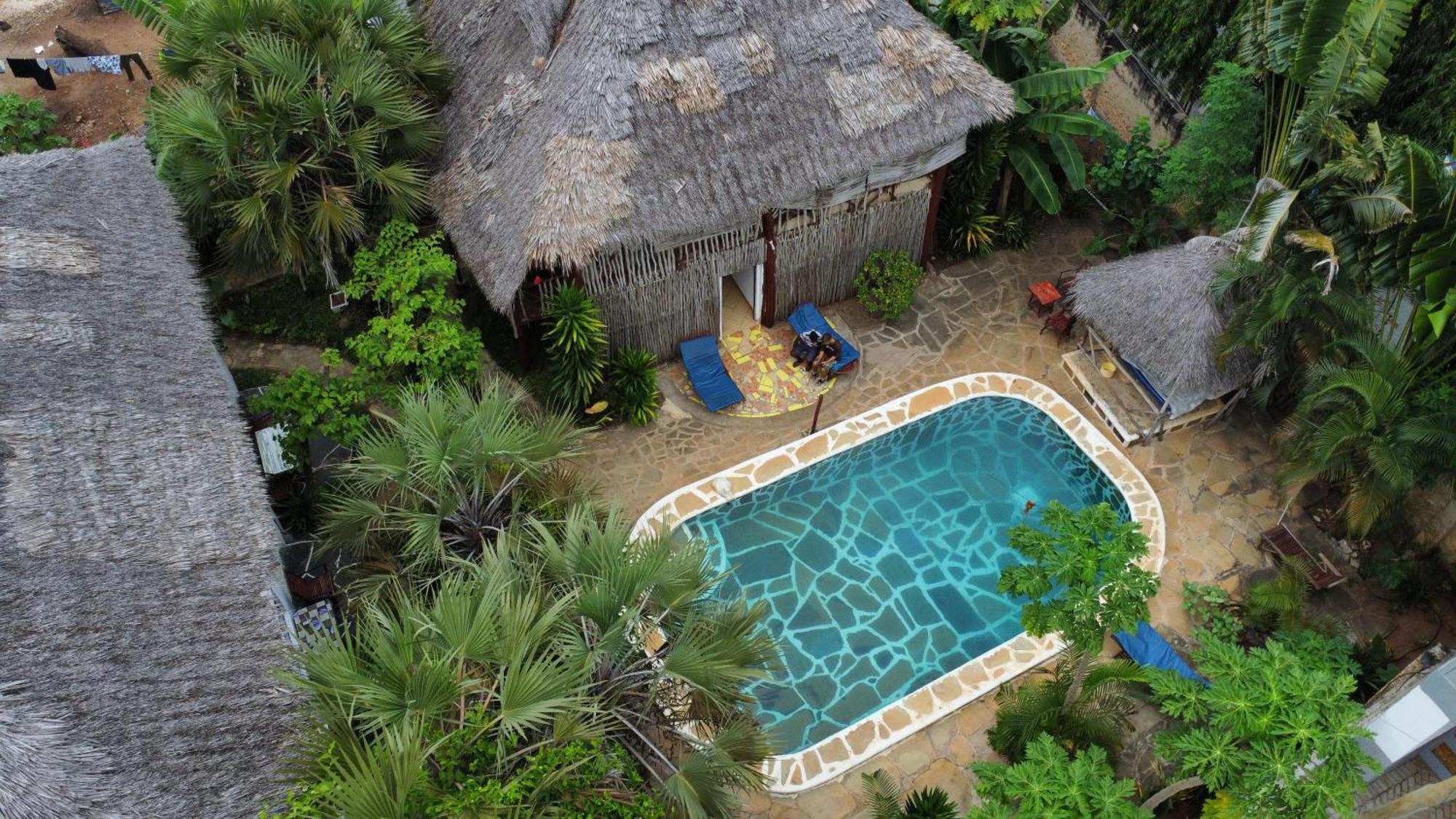 Diani Hostel Diani Beach Bagian luar foto