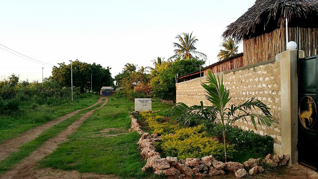 Diani Hostel Diani Beach Bagian luar foto