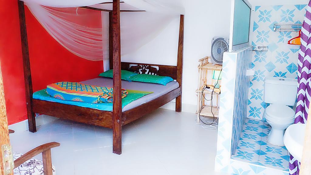 Diani Hostel Diani Beach Bagian luar foto