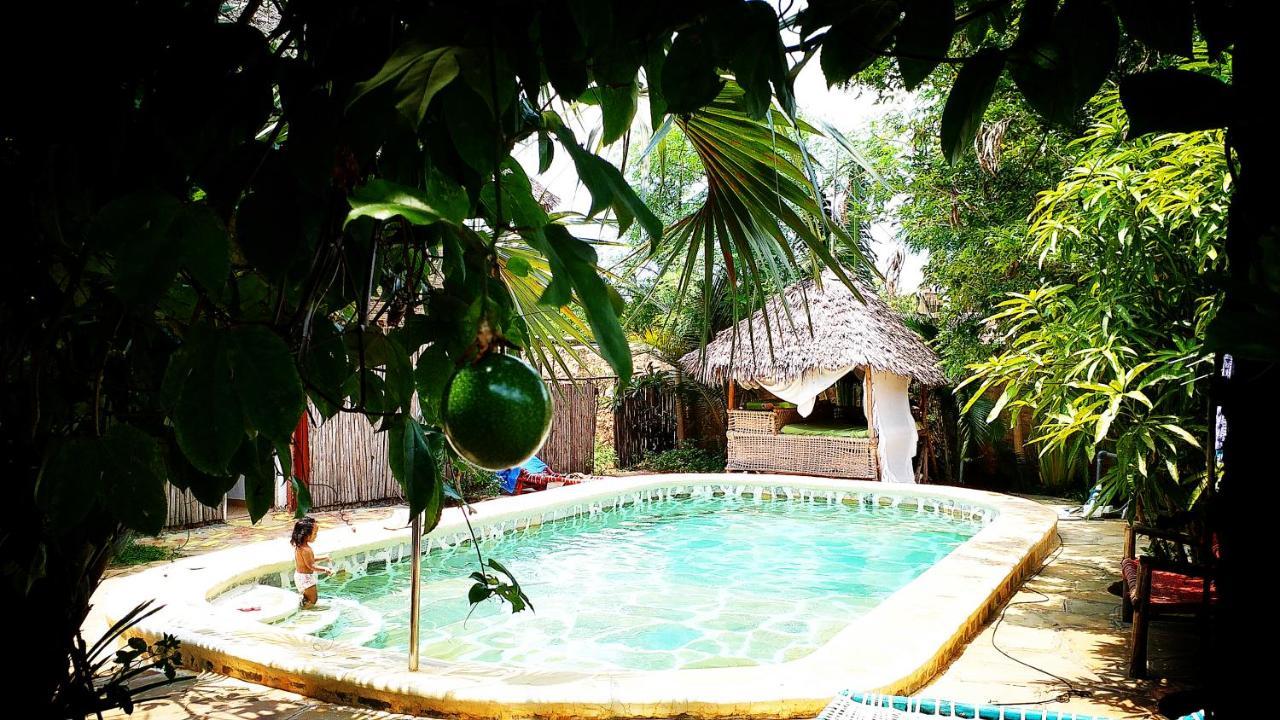 Diani Hostel Diani Beach Bagian luar foto