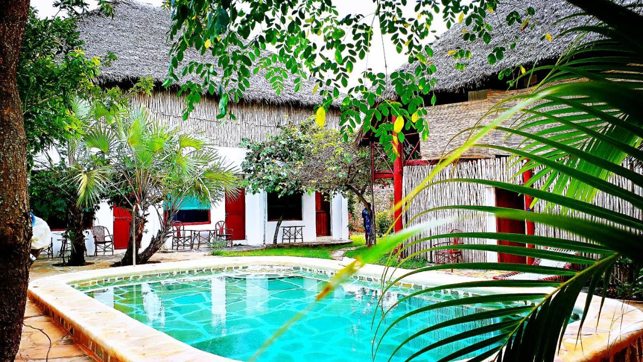 Diani Hostel Diani Beach Bagian luar foto