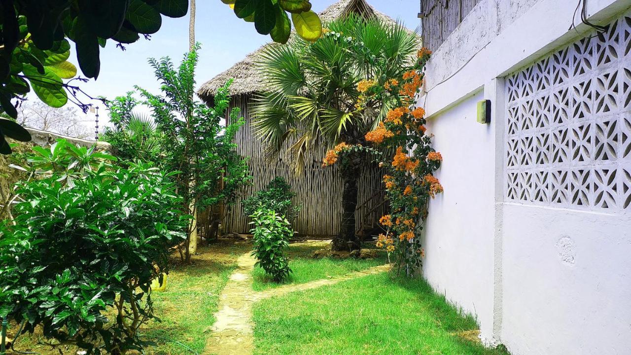 Diani Hostel Diani Beach Bagian luar foto