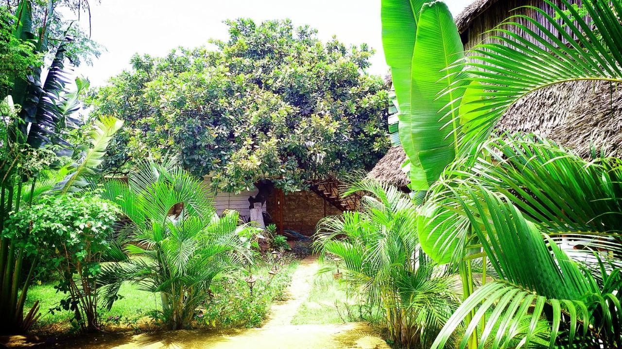 Diani Hostel Diani Beach Bagian luar foto
