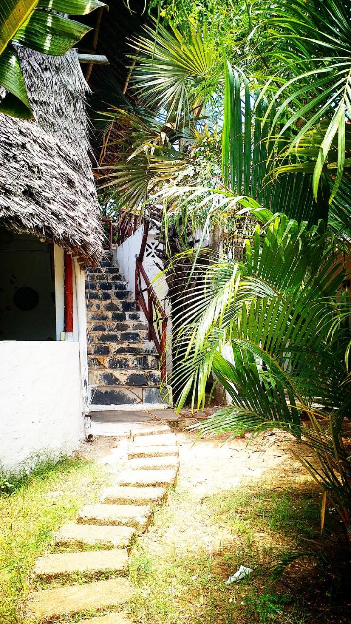 Diani Hostel Diani Beach Bagian luar foto