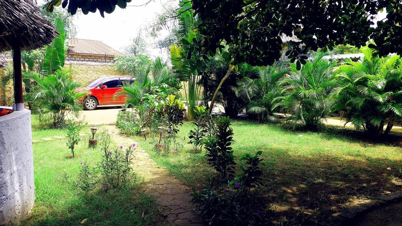 Diani Hostel Diani Beach Bagian luar foto