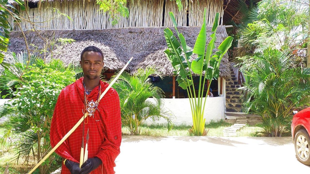 Diani Hostel Diani Beach Bagian luar foto